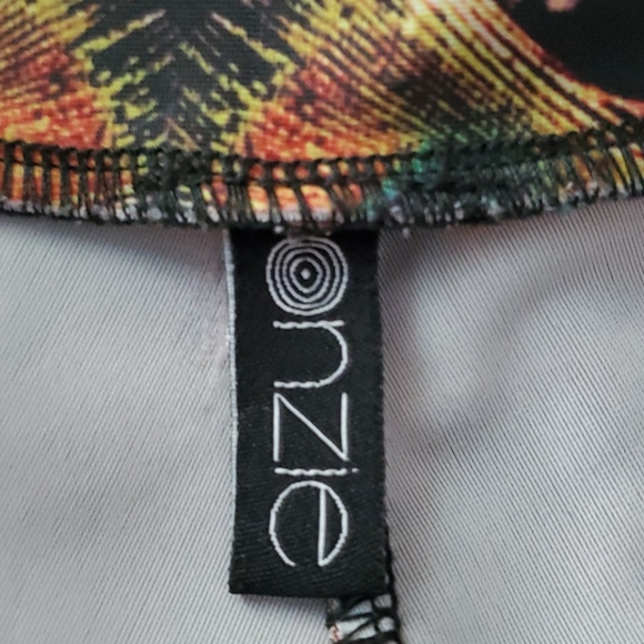 Onzie Jamaica Feather Print Capri Workout Leggings - Picture 7 of 8